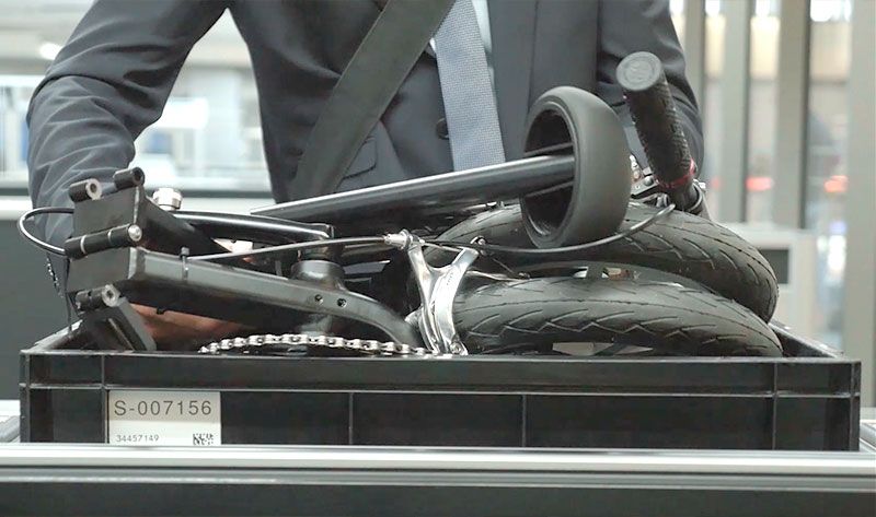 Kwiggle-Faltrad in der Gepäckwanne beim Sicherheitscheck